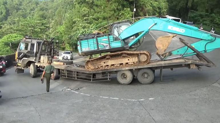 Κόπηκε το φορτηγό στη μέση!